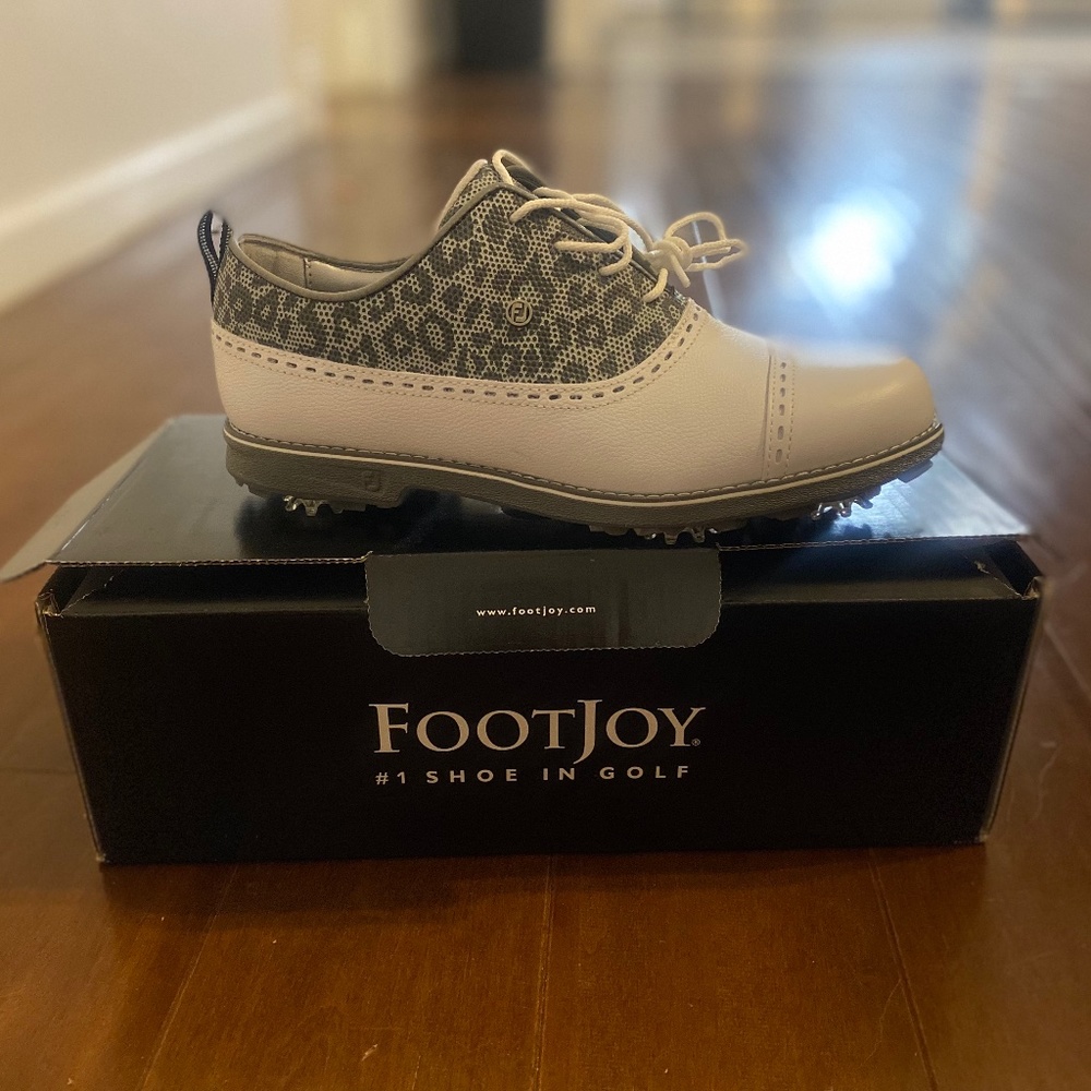 Women’s golf shoe
